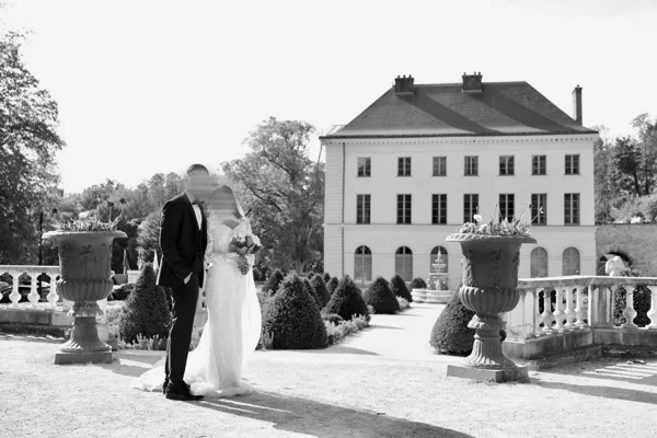 Les instants à deux — photographie de mariage IR STUDIO en noir et blanc