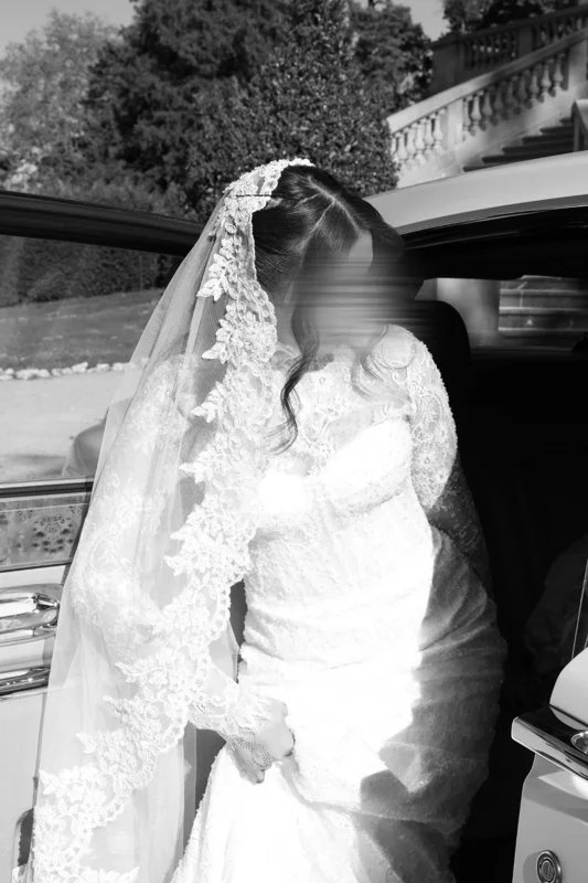 Avant le premier regard — photographie de mariage IR STUDIO en noir et blanc